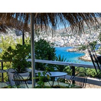 Genieten aan het strand van Sarande in Albanie