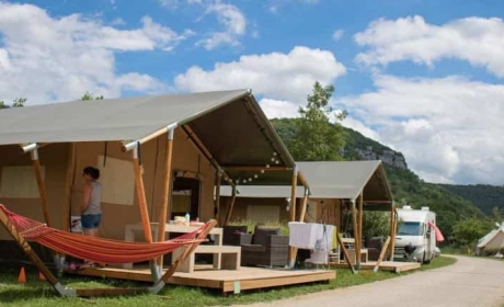 Voordeeluitjes.nl: Villatent Camping La Roche d&apos;Ully